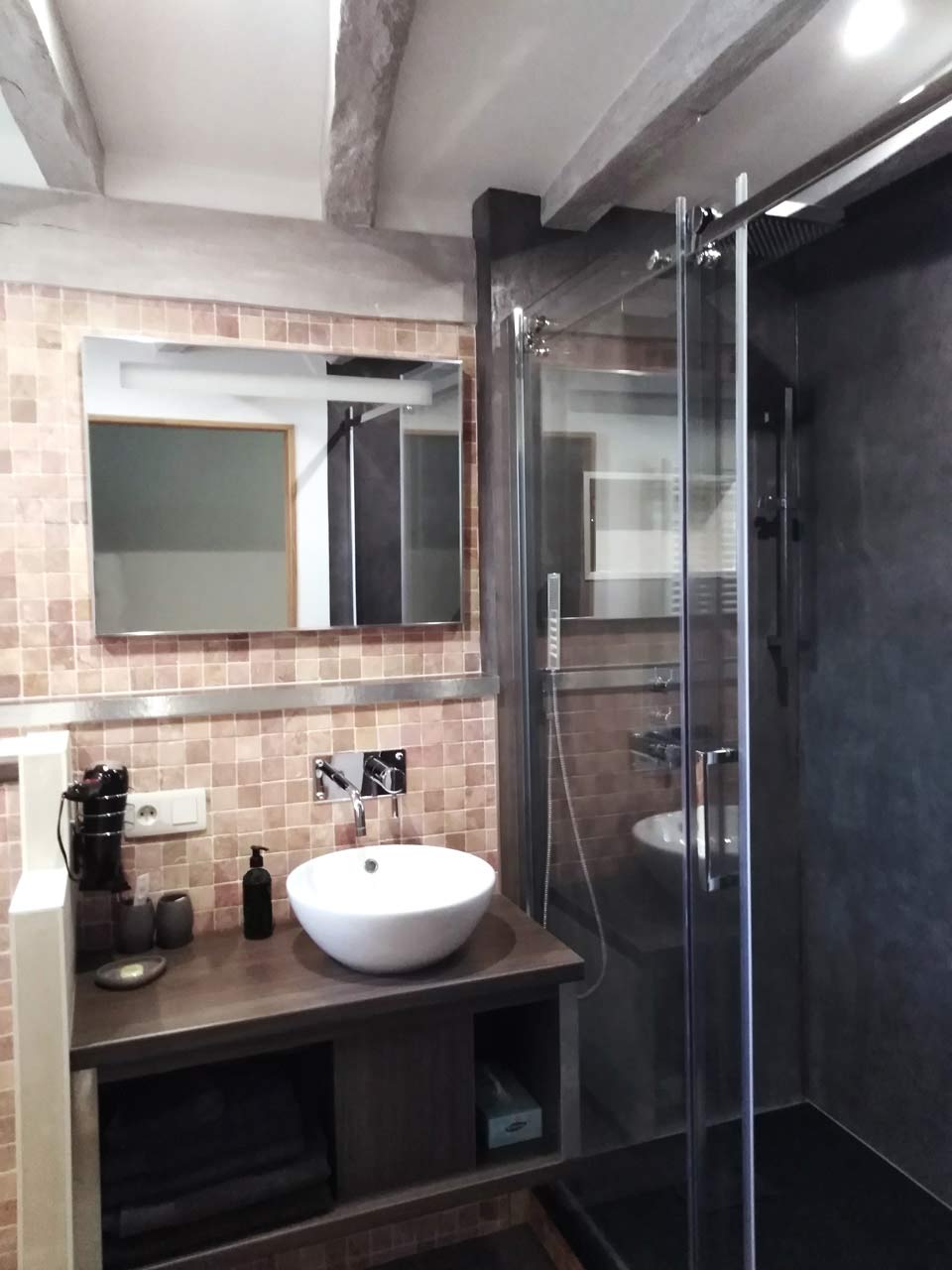Beaune guest house shower